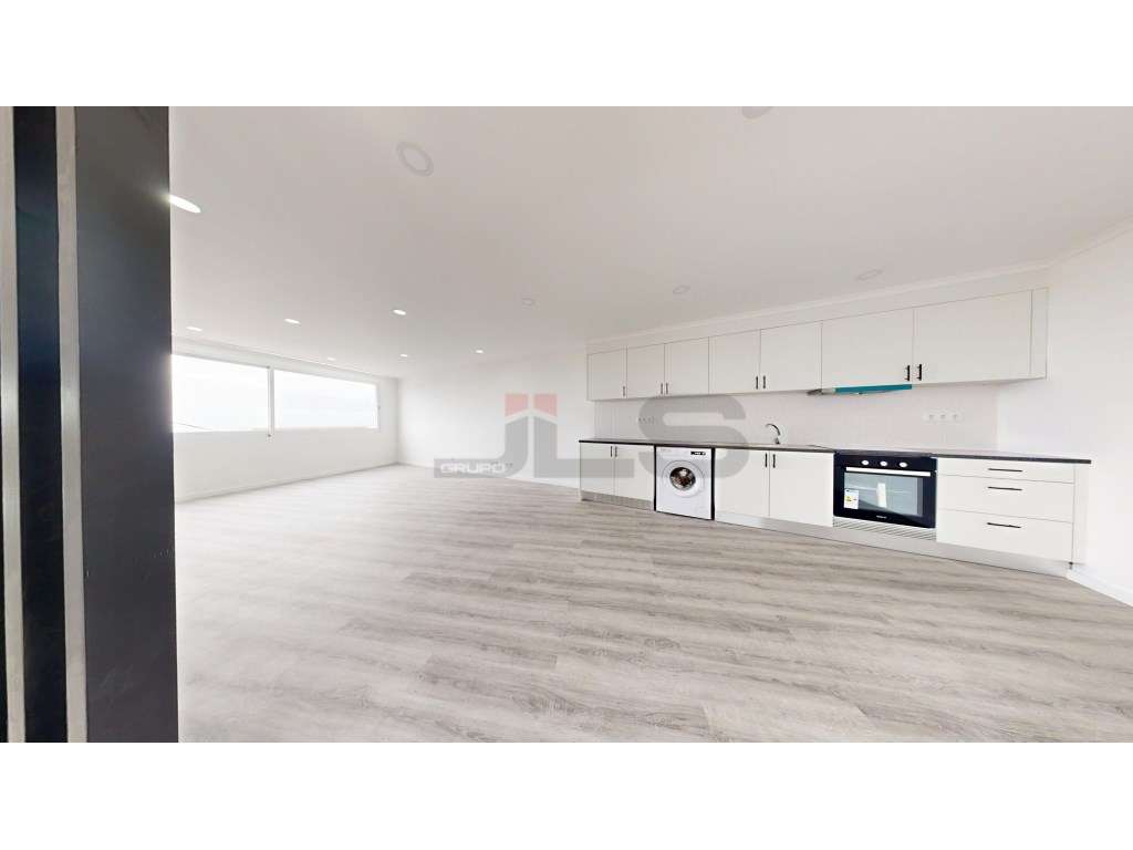 Moradia V1+1 Totalmente Remodelada com Vista Mar em Água de Alto-12