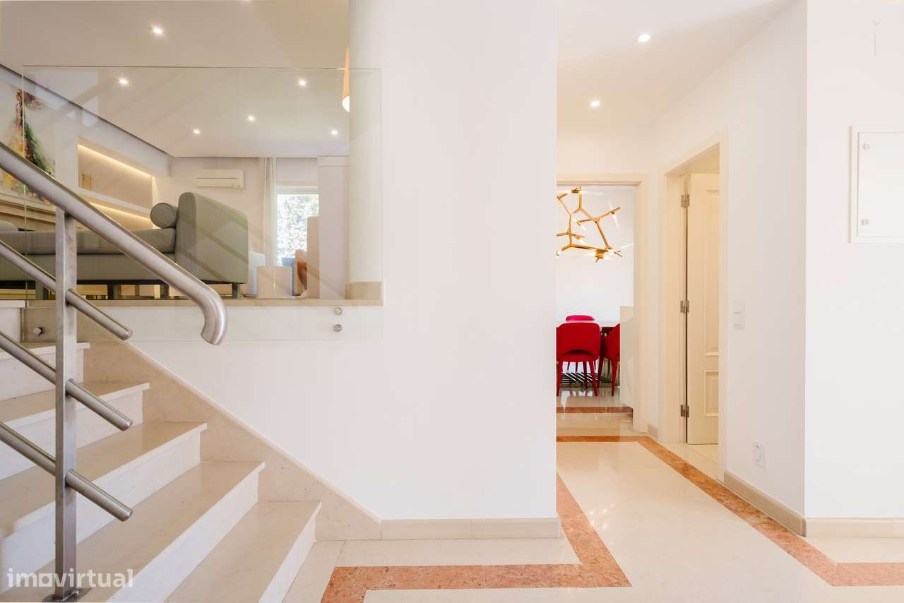 Moradia T5 num condominio com jardim e piscina em Bicesse - Grande imagem: 3/40