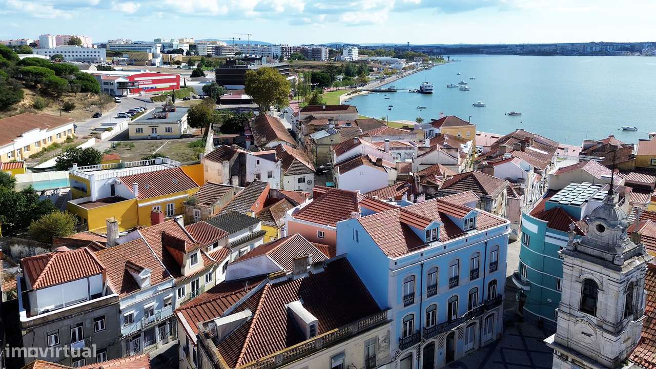 Prédio para recuperação na Zona histórica do Seixal, junto à zona ribe-3
