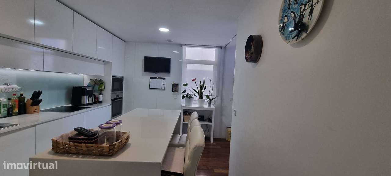 Apartamento T3 com Vista Deslumbrante no Coração de Vila Nova de Gaia - Grande imagem: 4/32