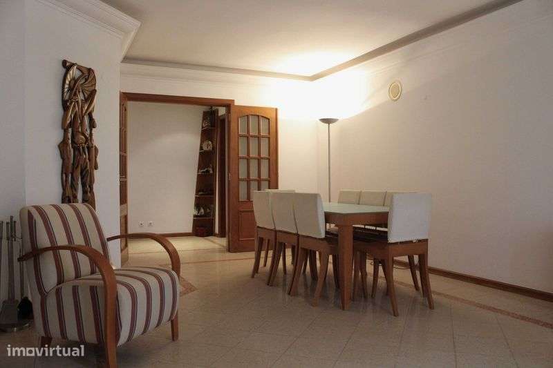 T3 último andar com garagem dupla, mobilado – Cascais - Grande imagem: 4/12