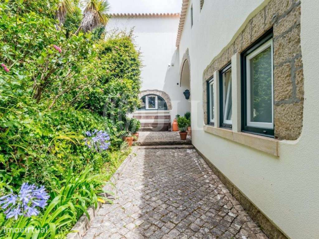 Moradia T6 com jardim e piscina no Estoril em Cascais-28