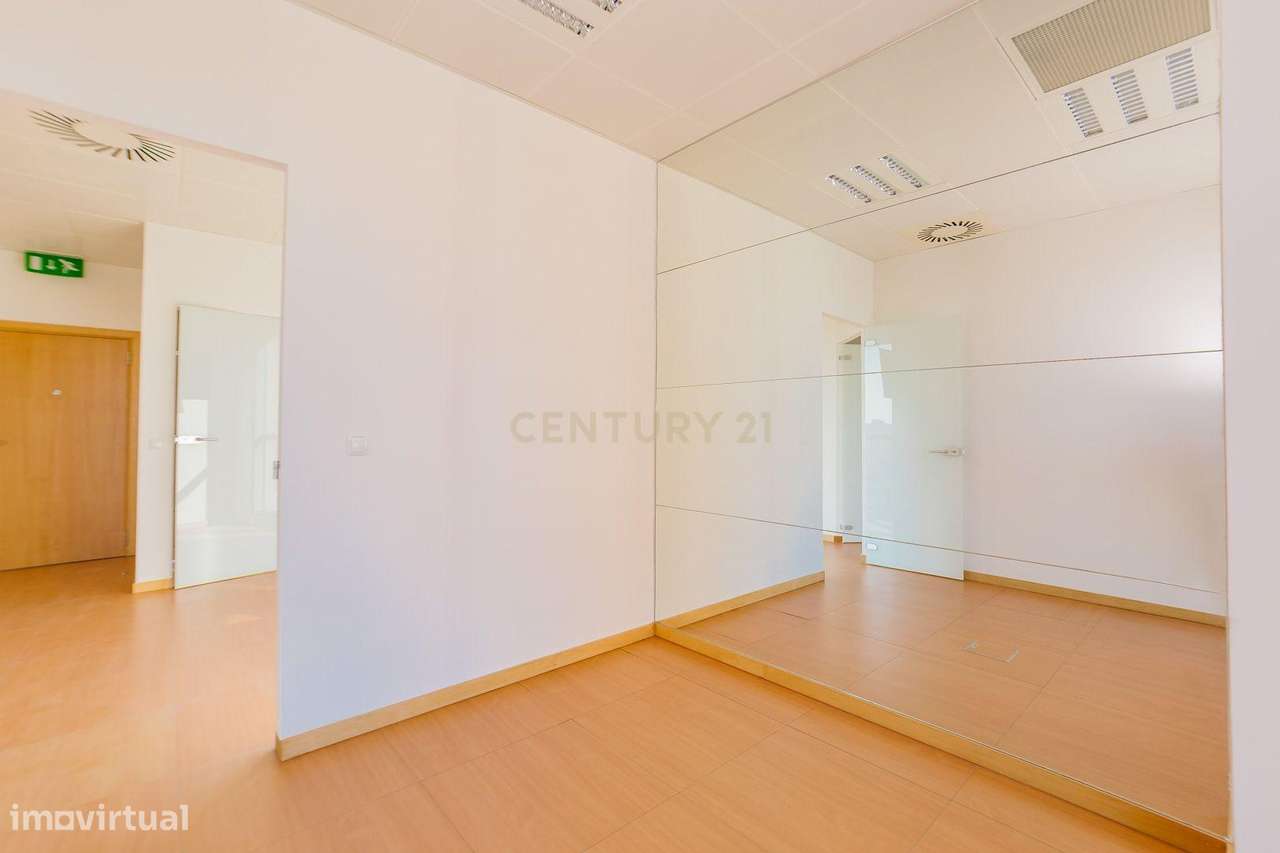 Escritório transformado em T2 com Vista para o Rio no Parque das Naçõe - Grande imagem: 5/31