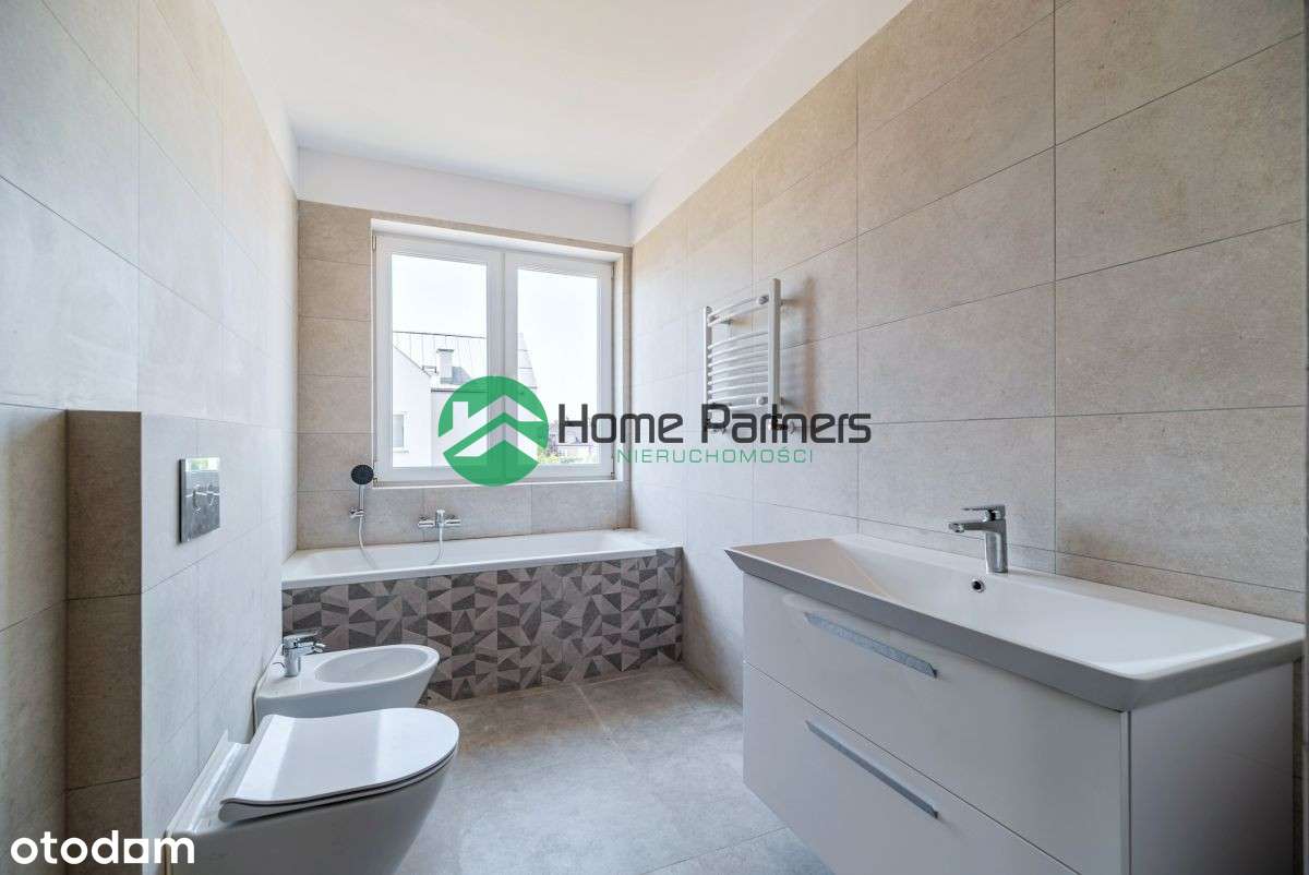 Wysoki na 5,5m salon z oknami do sufitu-7