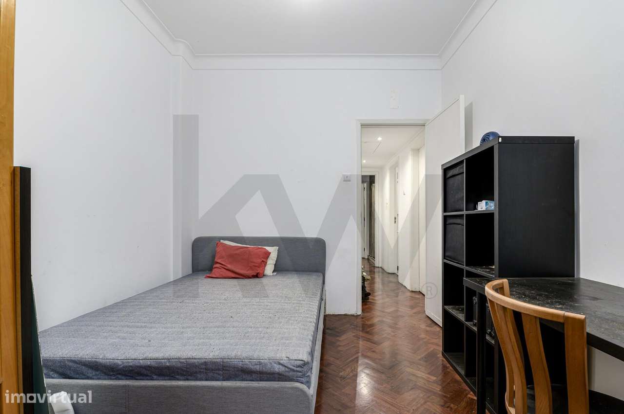 Oportunidade Única em S. Domingos de Benfica: T4 com Potencial e Local-16