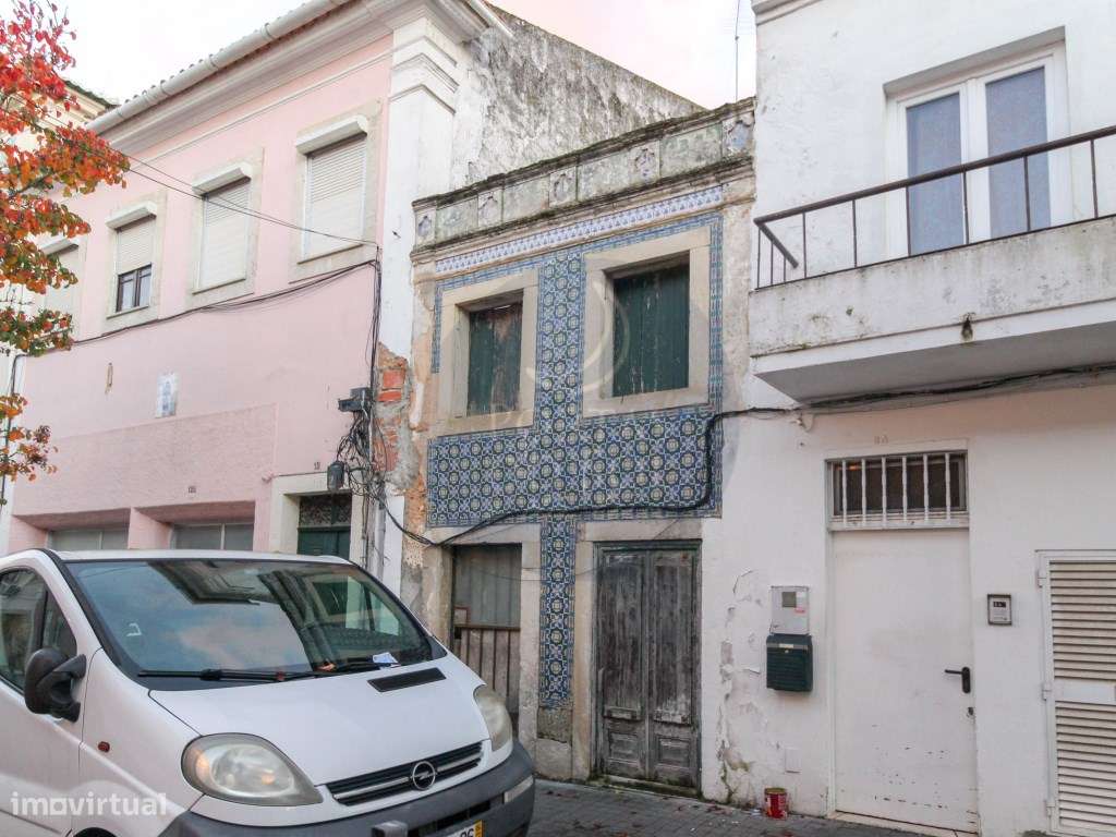 Imóvel c arquitetura histórica na rua principal do Cartaxo.-18