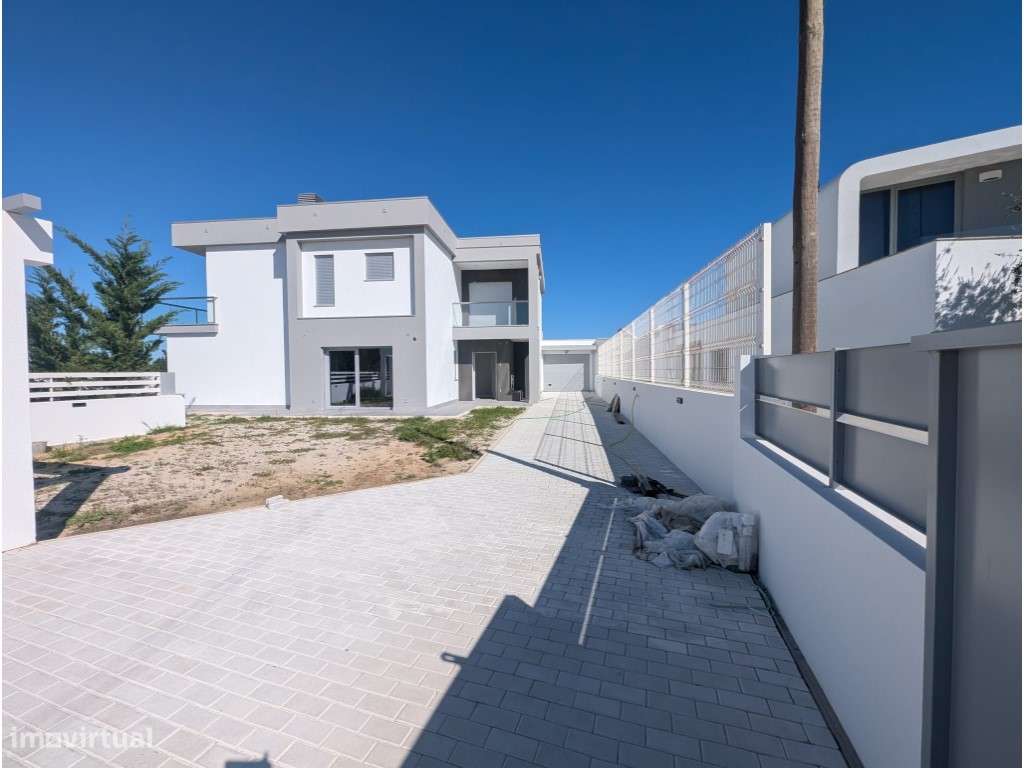 Moradia Isolada T4 com Piscina, Garagem e acabamentos de luxo na Br... - Grande imagem: 3/54