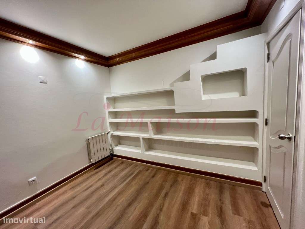Moradia V4 Duplex no Centro de Loures-39