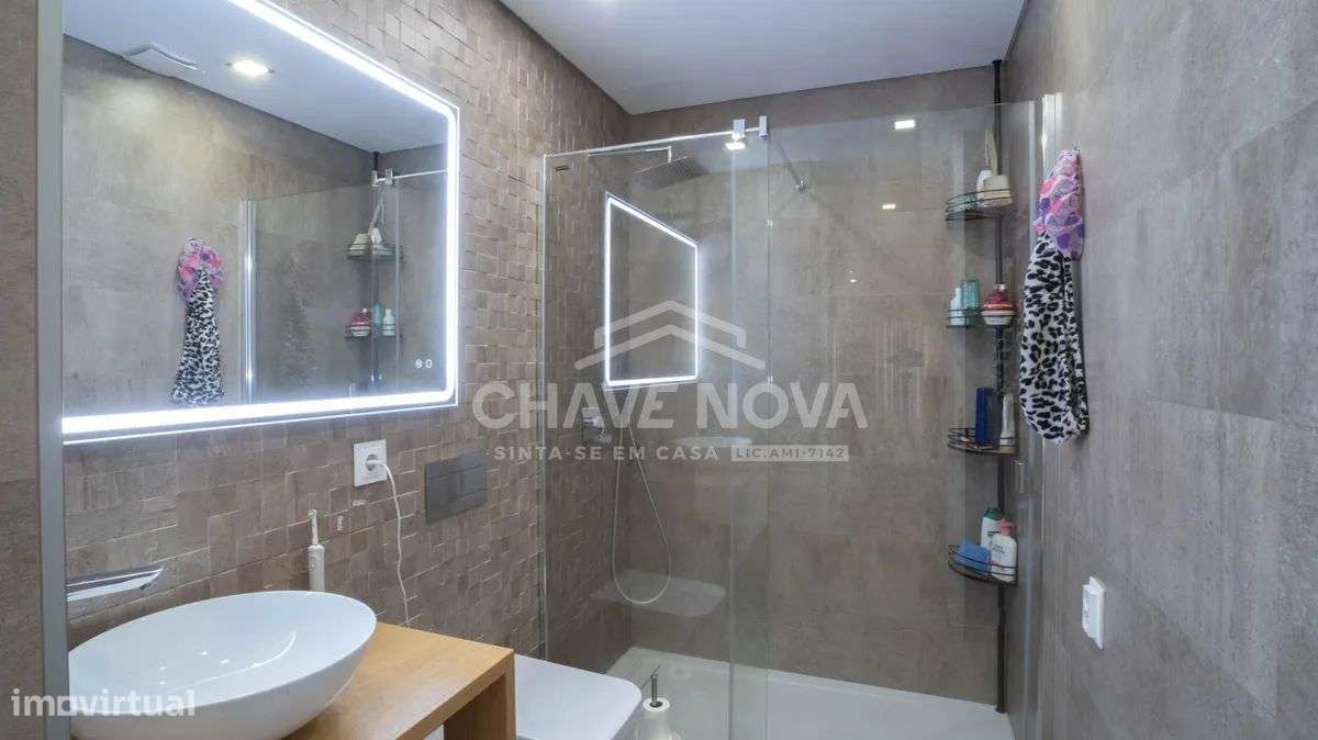 Apartamento T3 Renovado em São João da Madeira-19