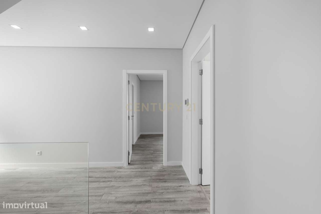 Moradia T4+1 em Famões: Luxo, Conforto e Vista Deslumbrante - Grande imagem: 3/60