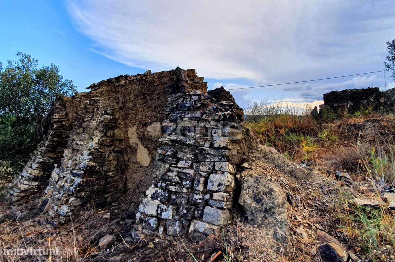 Excelente Terreno com 3 Ruínas para Reconstruir - Grande imagem: 1/21