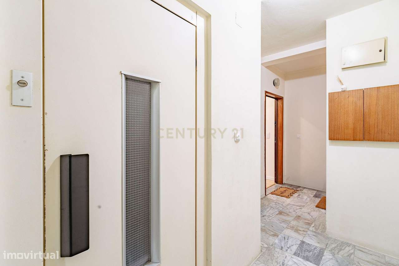 Apartamento T2 Remodelado na Torre da Marinha-32