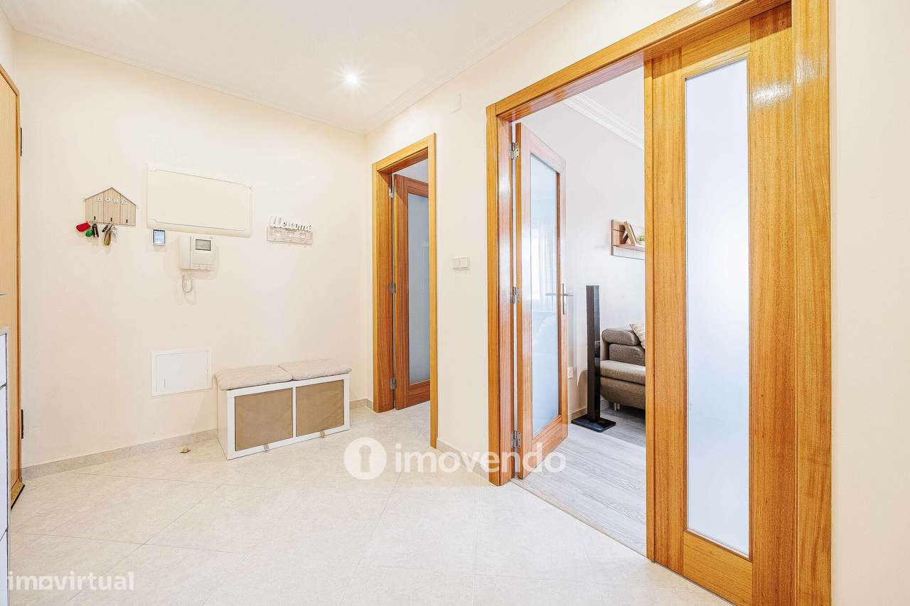 Apartamento T2, com estacionamento e arrecadação, em Vialonga-7