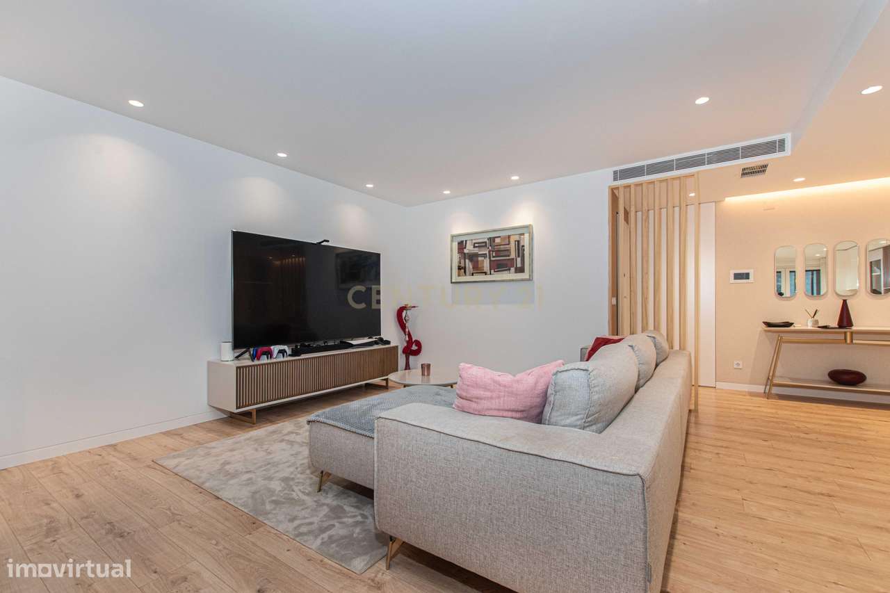 T4 Exclusivo com Terraço e Box para 2 Carros no Jardim da Amoreira-3