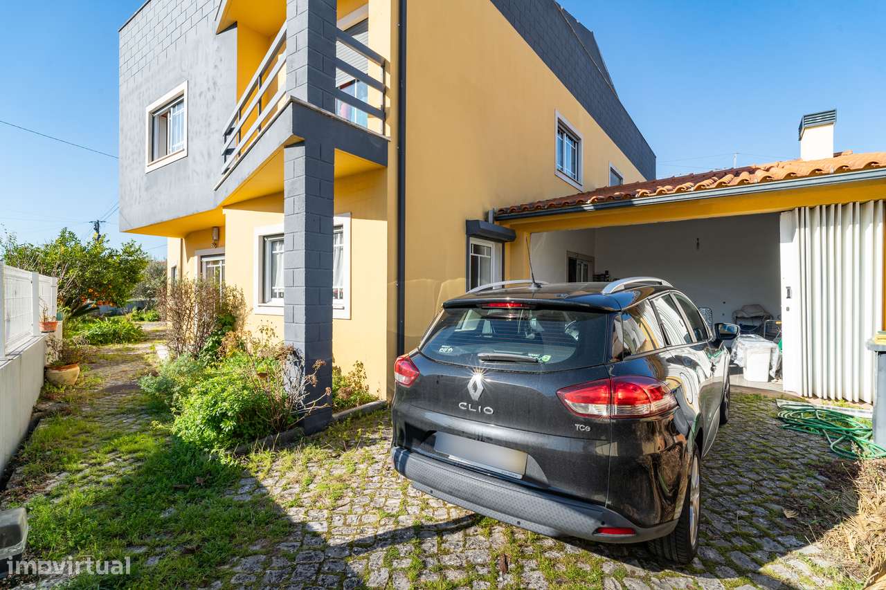 Moradia T4 com jardim, garagem e vistas urbanas-22