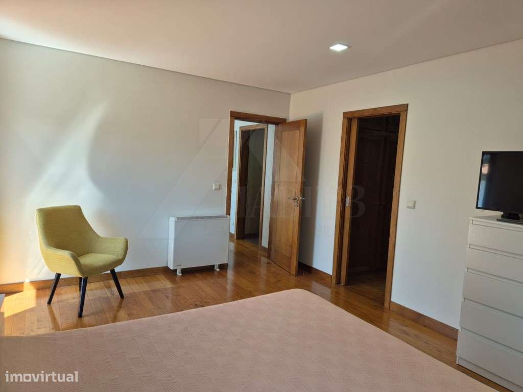 Moradia T4 com Suite, Jardim e Garagem - Centro de Ponte de Lima-17