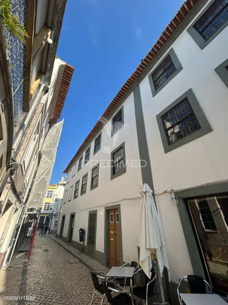 Prédio Contemporâneo na Praça do Peixe – Centro Histórico de Aveiro - Grande imagem: 3/13
