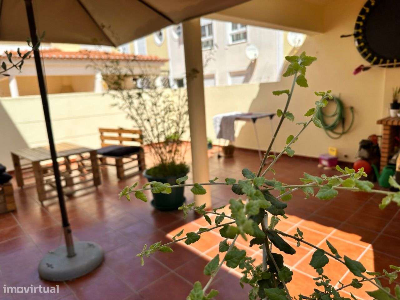 T3 duplex com terraço. Excelentes áreas.-0