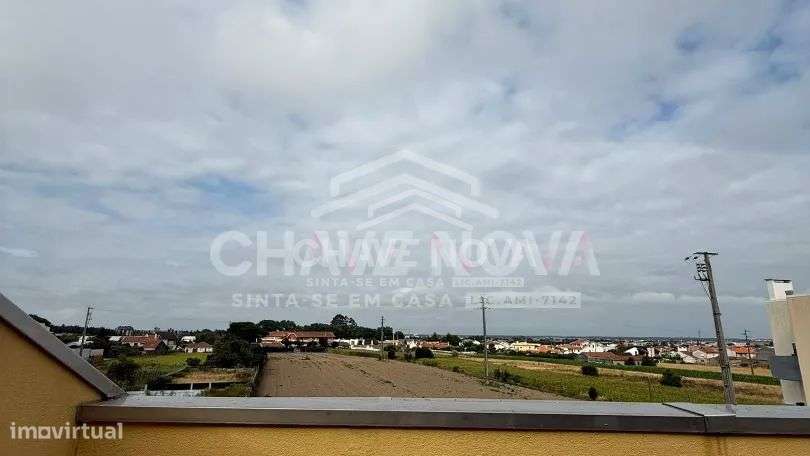 Apartamento T2 no último andar com 3 varandas e garagem-14