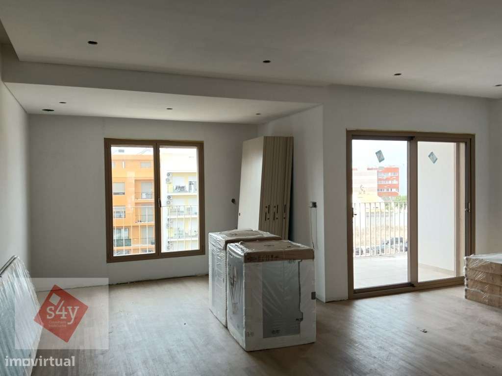 Dúplex com Terraço e Box - Novo - Montijo!-7