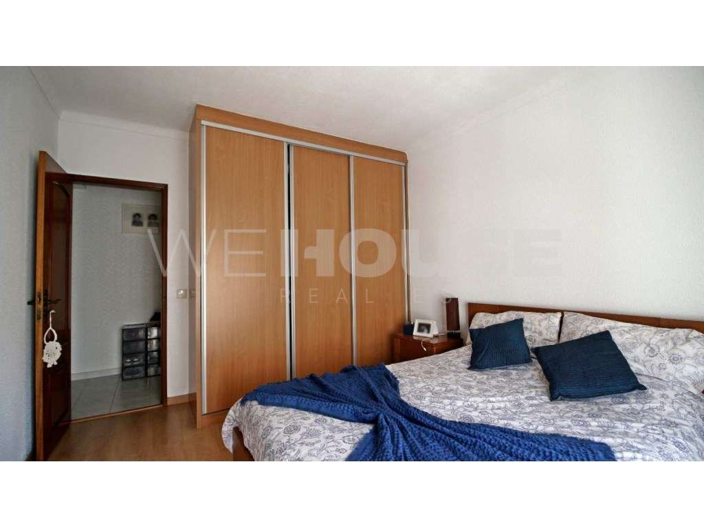 Apartamento T2 com 77m2 e arrecadação localizado na Verderena-13