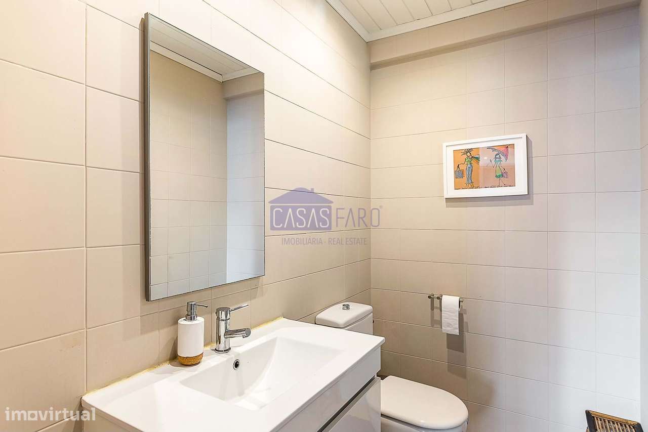 Imponente Moradia V3 de 3 pisos na zona da Avenida 5 de Outubro em Far-23