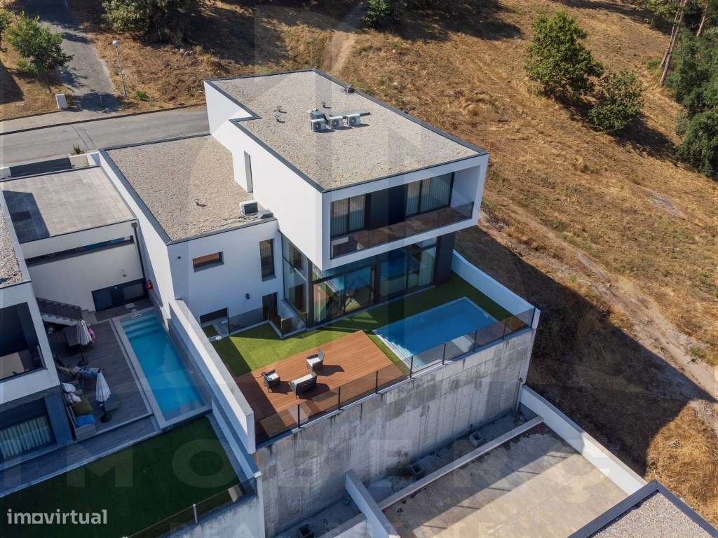 Moradia T3 de Luxo em Creixomil - Como Nova-31