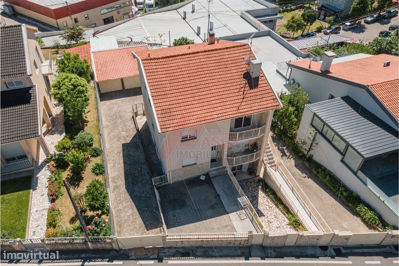 Moradia Espaçosa com 3 Habitações Independentes, Garagens e Terreno –-45