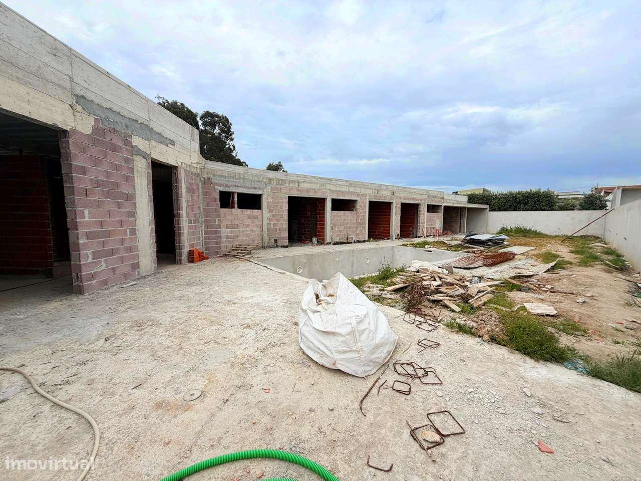 MORADIA TÉRREA EXCLUSIVA | T5 – Piscina e Jardim – Praia-0