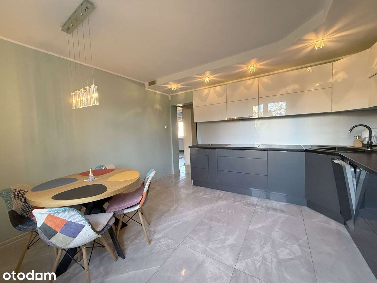 Przestronny dom z garażem i ogrodem, gotowy do wprowadzenia!-5