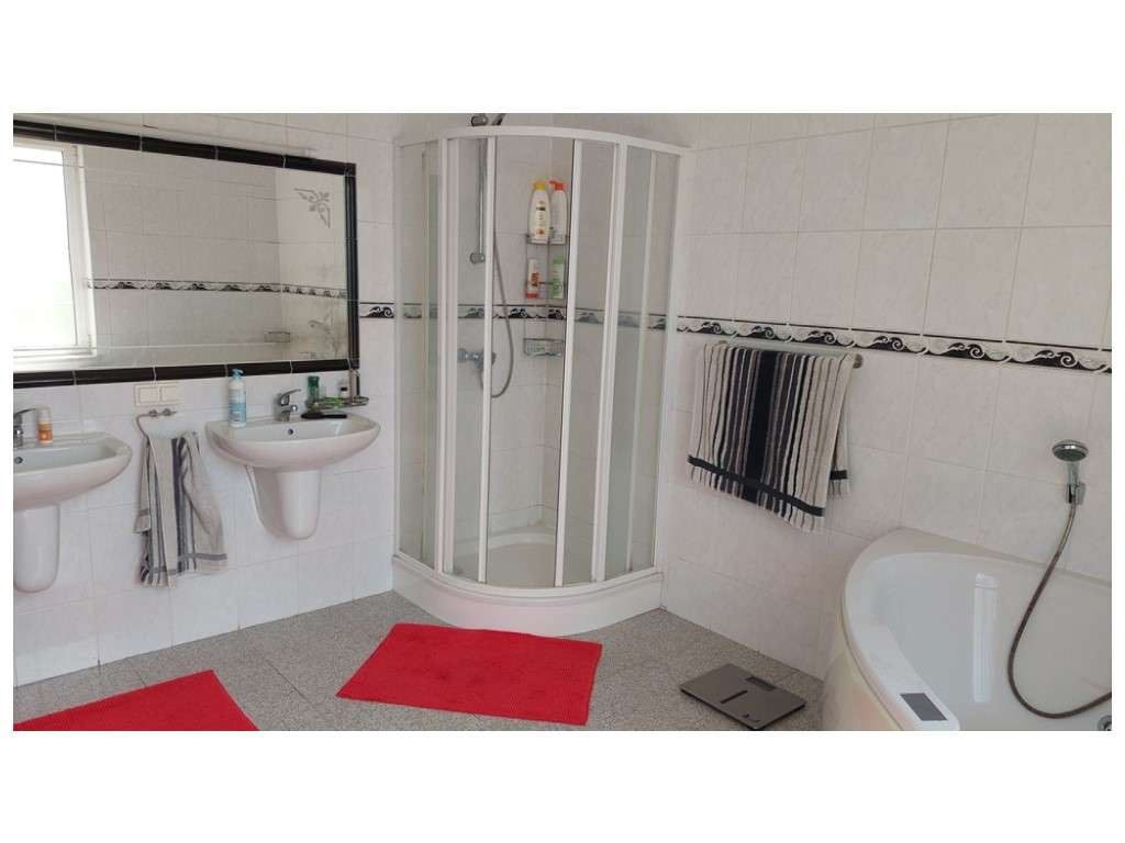 Moradia térrea, individual T4 com piscina e jacuzzi, zona Coimbrão-14