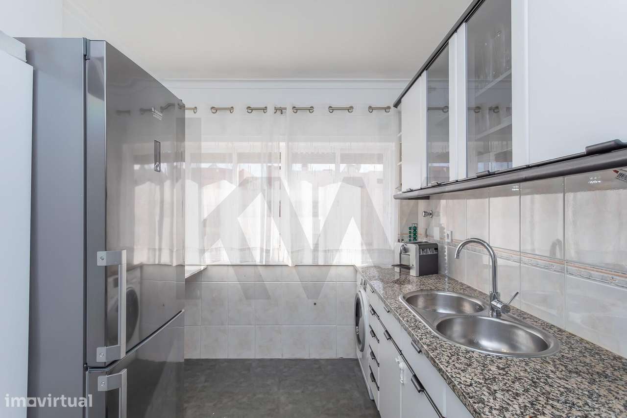 O Seu Novo Refúgio na Avenida de Fitares : T2 renovado e cheio de sol-3