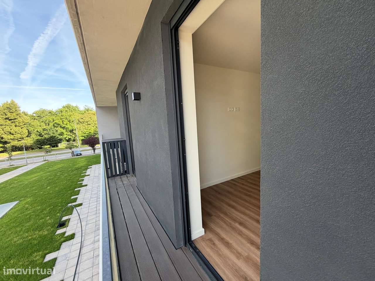 Apartamento T2 Varanda Garagem Pronto Habitar Parque Lavandeira-0