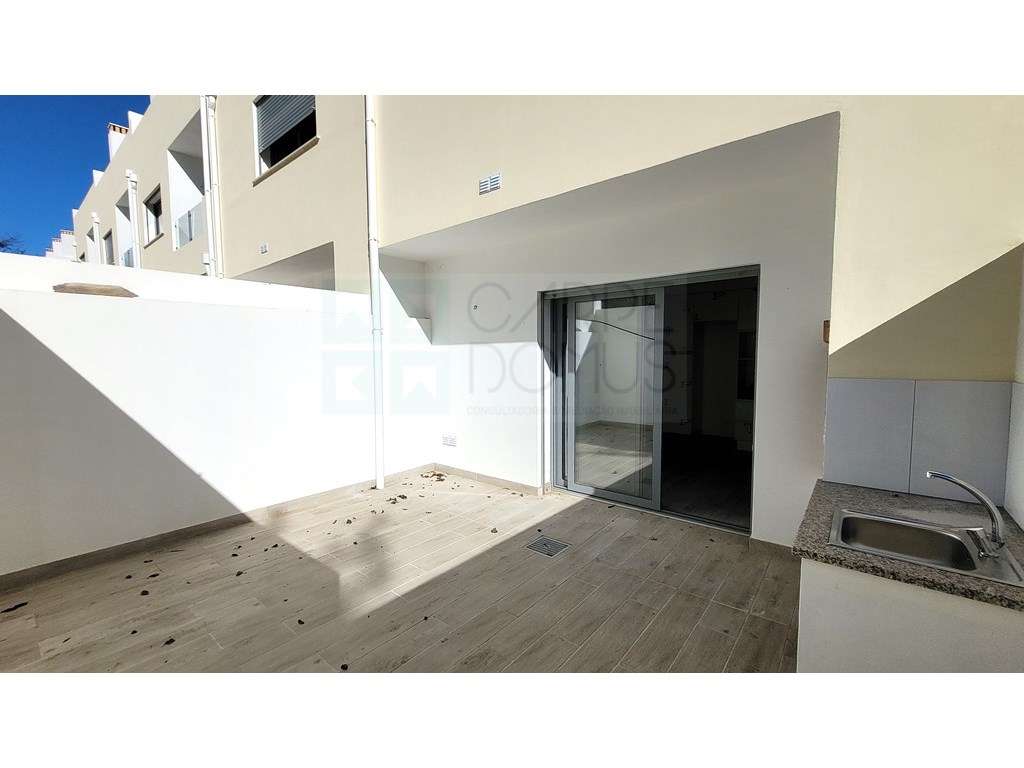 Moradia T2+1 Moderna com Terraços e Estacionamento.-7