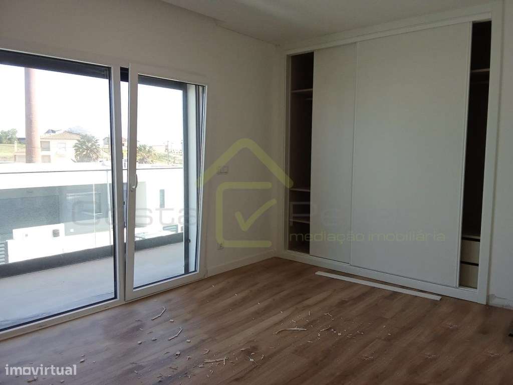 Moradia T4 Nova com garagem e logradouro-16