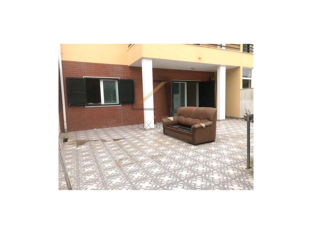 Apartamento T2 em Bicesse remodelado ,com terraço, lograd...