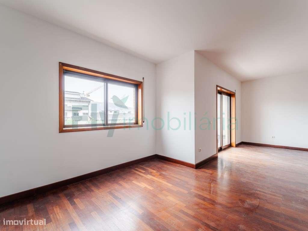 Excelente Apartamento T4 com Suite e Lugar de Garagem para 2 Carros-27