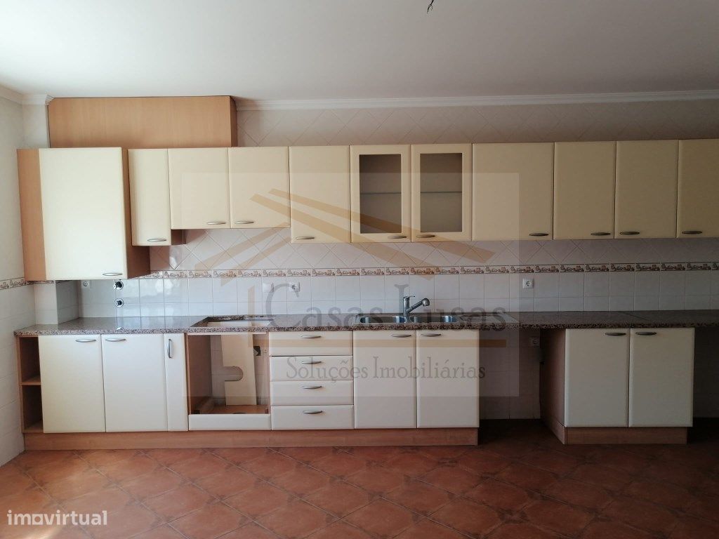 Apartamento T2 c/ Parqueamento e Terraço - Grande imagem: 1/17