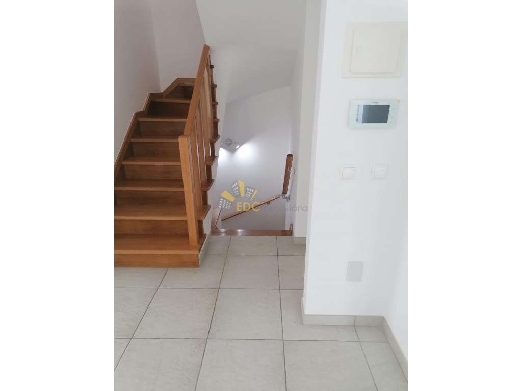 Moradia V3+1 Totalmente Remodelada no Centro da Ericeira e com vist...-34