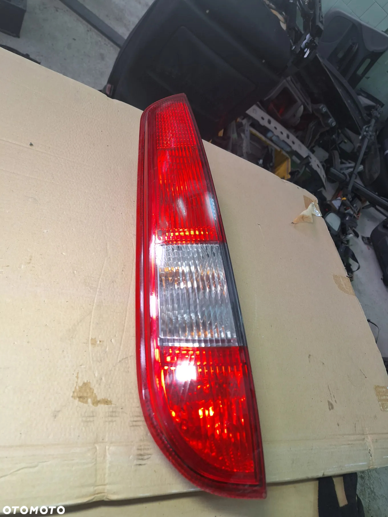 lampa lewa lub prawa  tył  FOCUS MK2 KOMBI 06R - 10