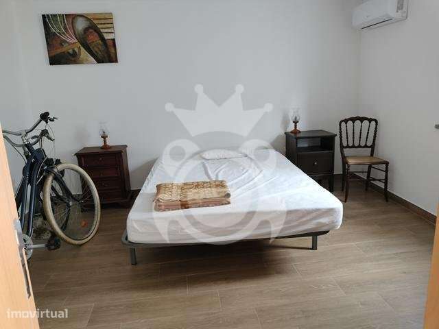 Moradia T4 Totalmente Renovada-15