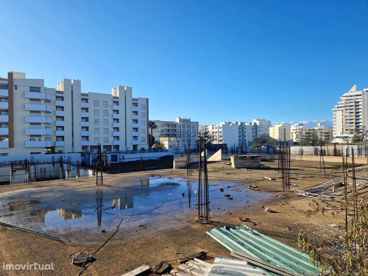 Lotes de Terreno - Prédios - Licenças Pagas- Construção Iniciada - Arm