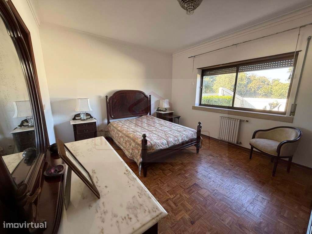 Moradia individual com anexos, piscina, armazéns e terreno-10