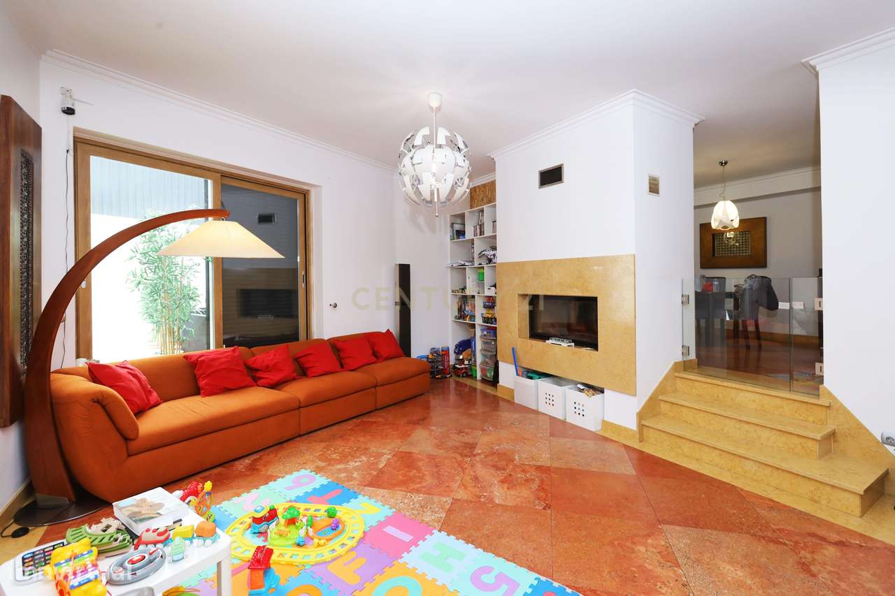 Moradia Isolada com 5 Quartos em Odivelas-18