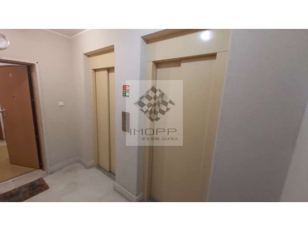 Fabuloso T4 na Radial em Odivelas com estacionamento!-42