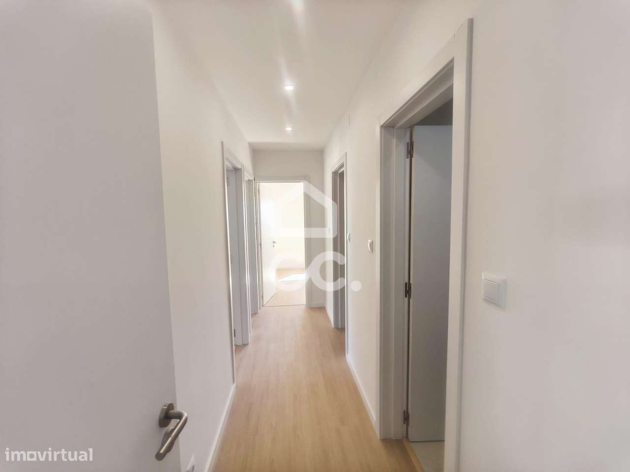 T3 Renovado com 3 Varandas na Amadora-18