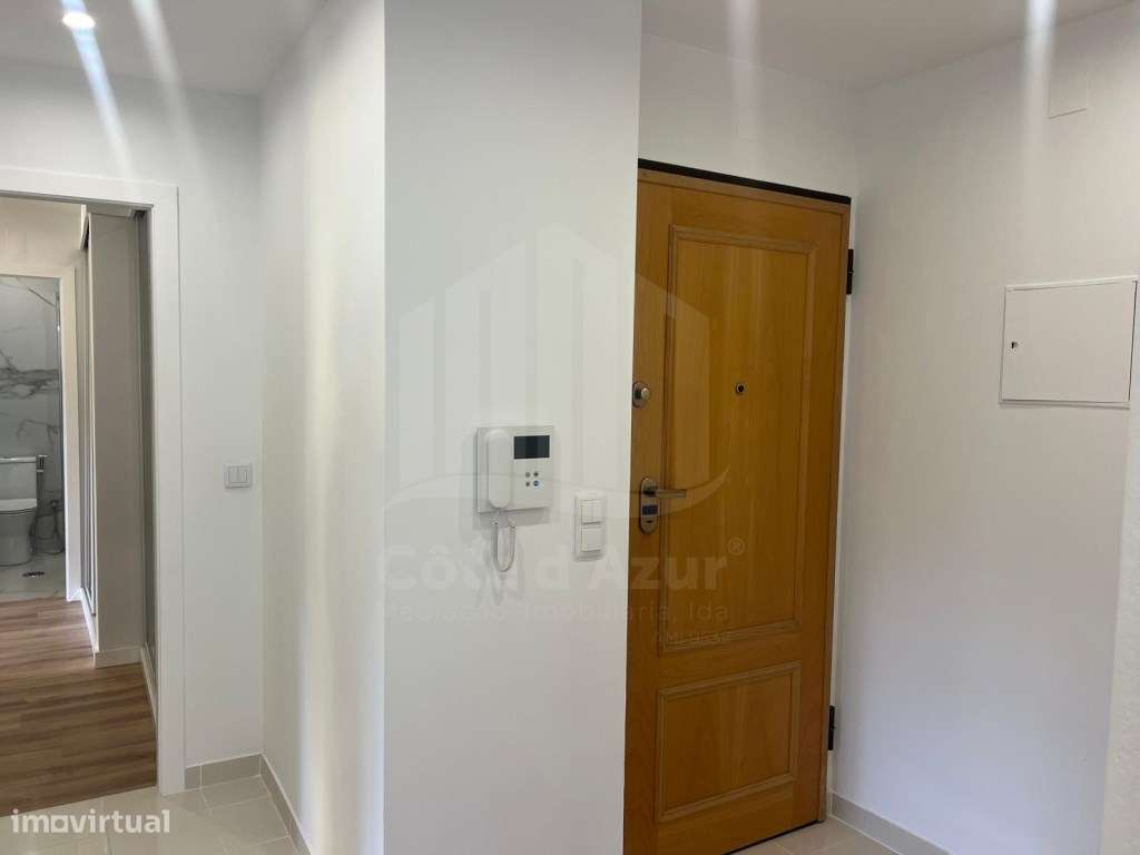 Apartamento T3 Parque da Paz no Feijó com Arrecadação e duas Varandas.-14