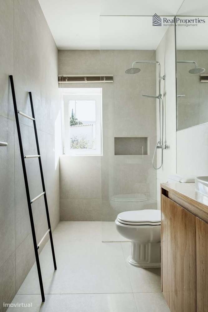 Elegante Moradia T3 Renovada com Vistas Panorâmicas em Alvor-11