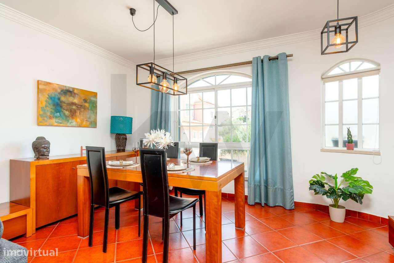 Moradia em Banda T4+1 com Jardim, Garagem e Sótão-11