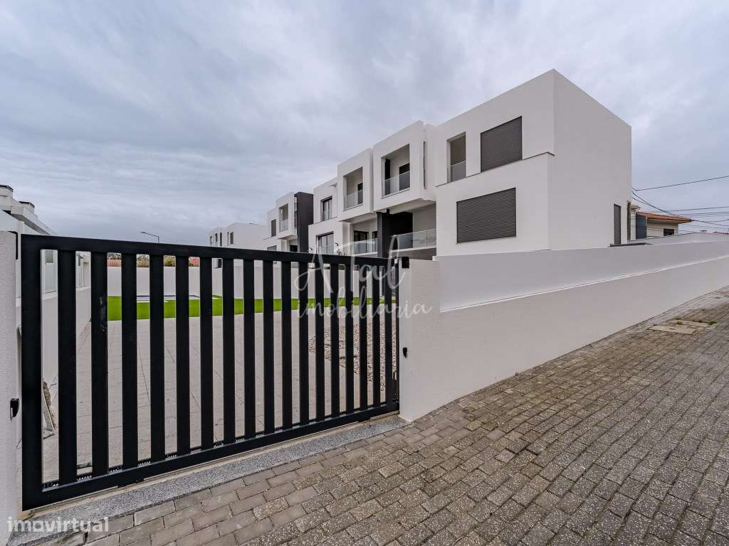 Moradia Geminada T4 Nova com Piscina - Moderna, Confortável e Bem L... - Grande imagem: 2/44